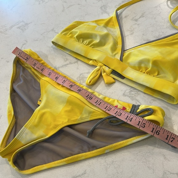 Under Armour Vibrant Yellow Swimwear Set Bikini Medium Top Large Bottom UPF30 - Picture 11 of 12